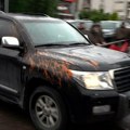 Kosovski ministar napustio zgradu opštine Leposavić, građani bacili crvenu farbu na automobil