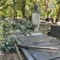 FOTO: Oštećeni grobovi na Gradskom groblju u Novom Sadu
