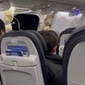 Užas u avionu, muškarac izbačen sa leta! Kada čujete šta je uradio, ostaćete bez teksta