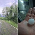 Saobraćaj U ovom delu Srbije zaustavljen: Vozači čiste put nakon nevremena, oluja čupala drveće, vetar nosio sve pred…