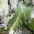 Pogledajte kako oluje idu ka Srbiji: Na nebu iznad naše zemlje još ni oblačka, a u regionu već pucaju gromovi