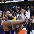 Pisanje istorije: Lebron i Broni Džejms zajedno na parketu! (video)