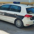 Kombi sa migrantima probio policijsku blokadu i sleteo u dvorište crkve: Vozač uhapšen