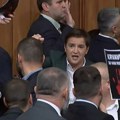 Uživo tuča, pauza, pa novi metež Haos u Skupštini Srbije: Brnabić vodila sednicu, opozicija duvala u vuvuzele (video…