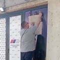 Saslušan u policiji jer je zalepio karton na Vučićev lik u Doljevcu