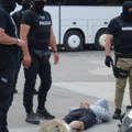 Pogledajte spektakularnu policijsku akciju u Novom Pazaru uhapšen sa 3 kile droge, objavljeni detalji o osumnjičenom (video)