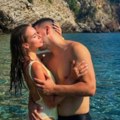 On joj stavio ruku na zadnjicu, pa je ljubio po vratu: Poznati estradni par uhvaćen u vreloj akciji na moru i zbog prizora sve…