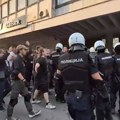 Napetost ispred Skupštine: Interventna policija povredila mladića, student priveden