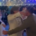Neviđena skandalčina na svadbi Pijani muškarci napravili totalni haos na venčanju, bizarnim potezom zapalili internet! (video)…