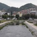 Stravično jutro u Užicu: Mladić pronađen mrtav na platou u centru, policija sumnja na ubistvo