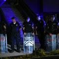 „Ne štitimo mi njih nego prostorije“: Policajac priznao Nišliji da čuvaju prostorije SNS, nije odgovorio da li naprednjaci…