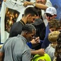 Novak na tronu, Federer i Nadal stoje do njega: Pogledajte majicu koju je Ðokoviću data iz mase na potpis!