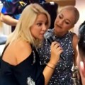 Trudna Milica Todorović se ne zaustavlja: Uzela mikrofon pevačici i dovela atmosferu do usijanja (Video)