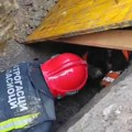 Muškarca zatrpala zemlja Radnik upao u kanal u Valjevu, vatrogasci ga otkopavali (foto, video)