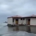 (Video) Simbol Ade Bojane pod vodom: Katastrofa u Crnoj Gori; More guta obalu i čuvene kućice, razorni talasi uništavaju sve…