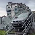 "Kume, znam ja prečicu, ne treba ti GPS"! Pogledajte kako se BMW u Kruševcu nasukao na stepenište