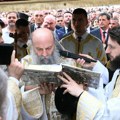 (Foto) Spasovdanska litija stigla do Slavije, održana molitva: Časni krst nosi učenik Matematičke gimnazije