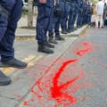 Studentu prekrivena kuća crvenom farbom