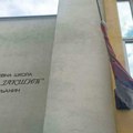 Sramotan prizor na zgradi škole: Pogledajte u kakvom je stanju zastava Srbije