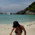 (Foto) Nova snajka Lepe Brene pokazala izvajano telo u minijaturnom bikiniju sa tračicama: Okrenula se i zapalila mreže…
