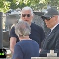 Tužan prizor na grobu Marine Tucaković: Na pomenu samo članovi porodice i par prijatelja, od estrade ni traga