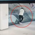 Snimak pucnjave u tržnom centru u Skoplju: Napadač pritrčava i ispaljuje hice, posetioci panično beže, jedan mladić…
