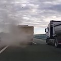 Crni oblak dima, delovi gume lete svuda po putu Jeziva nesreća na auto-putu (video)