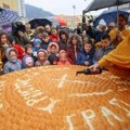 I Užičani tragali za paricama: Nastavljena tradicija lomljenja česnice u crkvi Svetog Đorđa