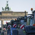 Protest poljoprivrednika u Nemačkoj: Traktori ispred Brandenburške kapije, vlada ne odstupa