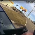 Policajac skače na šoferku i kreće da puca: Uznemirujući snimak krađe automobila u Ohaju: Na staklu više rupa od metaka…