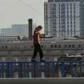 Zastrašujuća scena iz centra Beograda! Hoda po ogradi Brankovog mosta! (video)