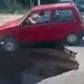Bizarna scena iz Rusije Ogromna rupa se otvorila na raskrsnici (VIDEO)