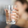 Da li zaista treba da popijemo čašu vode kada se probudimo?