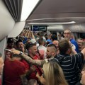 Gužva i u metrou, Srbi i Slovenci zajedno idu na utakmicu VIDEO