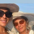 Anđela zagrljena sa majkom: Skinula se u bikini, Branka je drži za stomak! Jedan detalj su svi zapazili