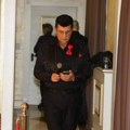 Poznati voditelj stavlja zlato na lice! Na pragu sedme decenije izgleda kao pravi mladić i šeta samo mlađe devojke (foto)