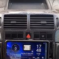 Izgleda kao stari kasetofon, ali iza poklopca krije nešto sasvim drugo: Novi auto-radio spaja prošlost i budućnost i menja…