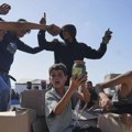 Gladni Palestinci u Gazi blokiraju i istovaruju desetine kamiona UN sa hranom