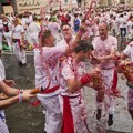 Desetine hiljada na ‘Chupinazu’: U Španiji organizovana tradicionalna trka sa bikovima