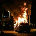 Zapaljen još jedan automobil na Vračaru: Kamere snimile muškarca sa flašom benzina, traga se za počiniocem