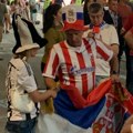Divna slika pred meč Srbija - Engleska: Ona dres Partizana, on dres Zvezde, a spaja ih zastava naše zemlje