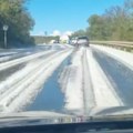 Snažno nevreme pogodilo hrvatsko ostrvo Krk, jak grad stvorio utisak snežne zime