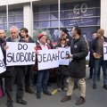 Grupa glumaca Narodnog pozorišta na protestu podrške studentima DUNP-a ispred RTS-a