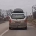 Šta sve neće stati u automobil! Neobičan putnik snimljen kod Topole - zauzela celo zadnje sedište, a komentari se samo nižu…