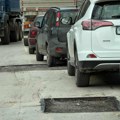Slalom na niškim ulicama zbog udarnih rupa – opsečene čekaju “krpljenje”, neke označene, neke ne