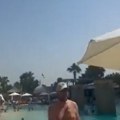 (Video) Ljudi uživaju na bazenu, onda je udarila raketa! Dubai i Abu Dabi na meti napada Irana: Dim iznad Burdž Kalife, sprema…