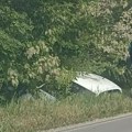 Saobraćajna nezgoda između Bačinaca i Gibarca: Automobil sleteo sa puta