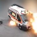 (Узнемирујући видео) Руси извели језив напад на Херсон! Објављени снимци удара на возило хитне помоћи и куће, убијен старији…