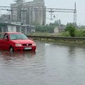(Video) Jak pljusak se sručio na Mladenovac! Potpuni potop na ulicama, kiša lije kao iz kabla: Crni oblaci se nadvili i nad…