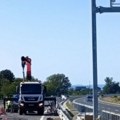 Prve slike teške saobraćajke kod Preljine! Automobil potpuno smrskan, saobraćaj i dalje paralisan